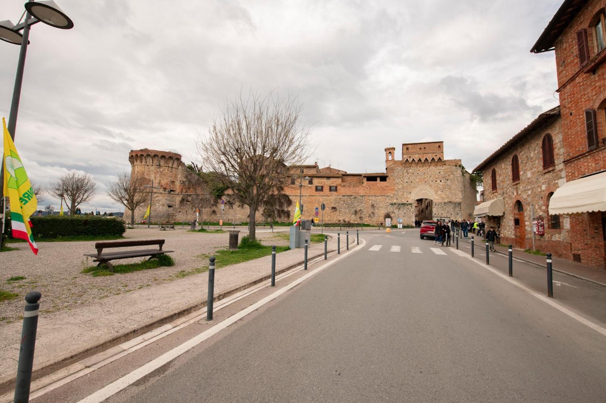 Bellavista Free Parking City Center San Gimignano Bagian luar foto