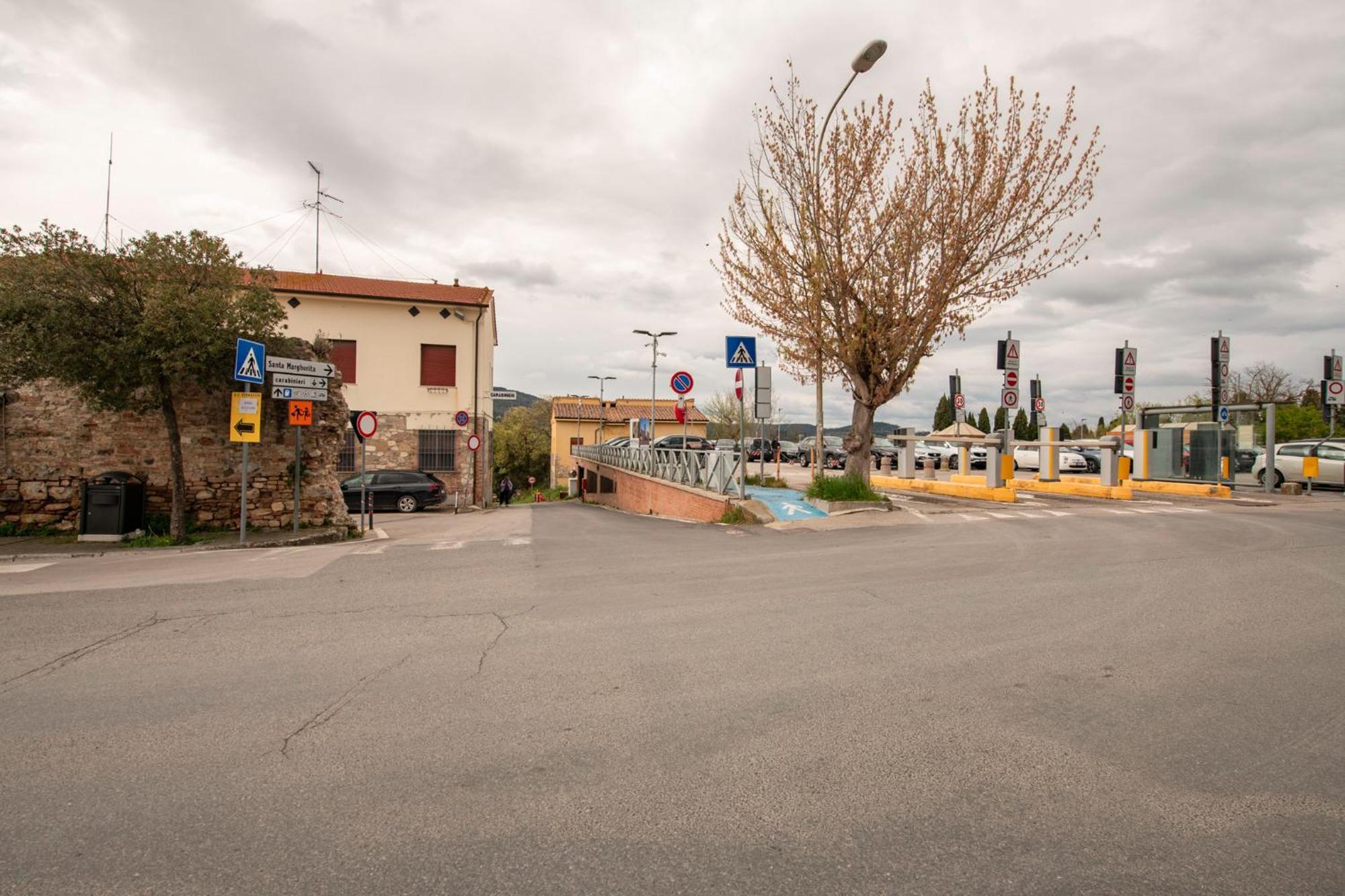 Bellavista Free Parking City Center San Gimignano Bagian luar foto